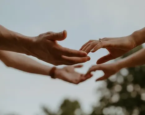 marié se tenant la main zoom sur les mains